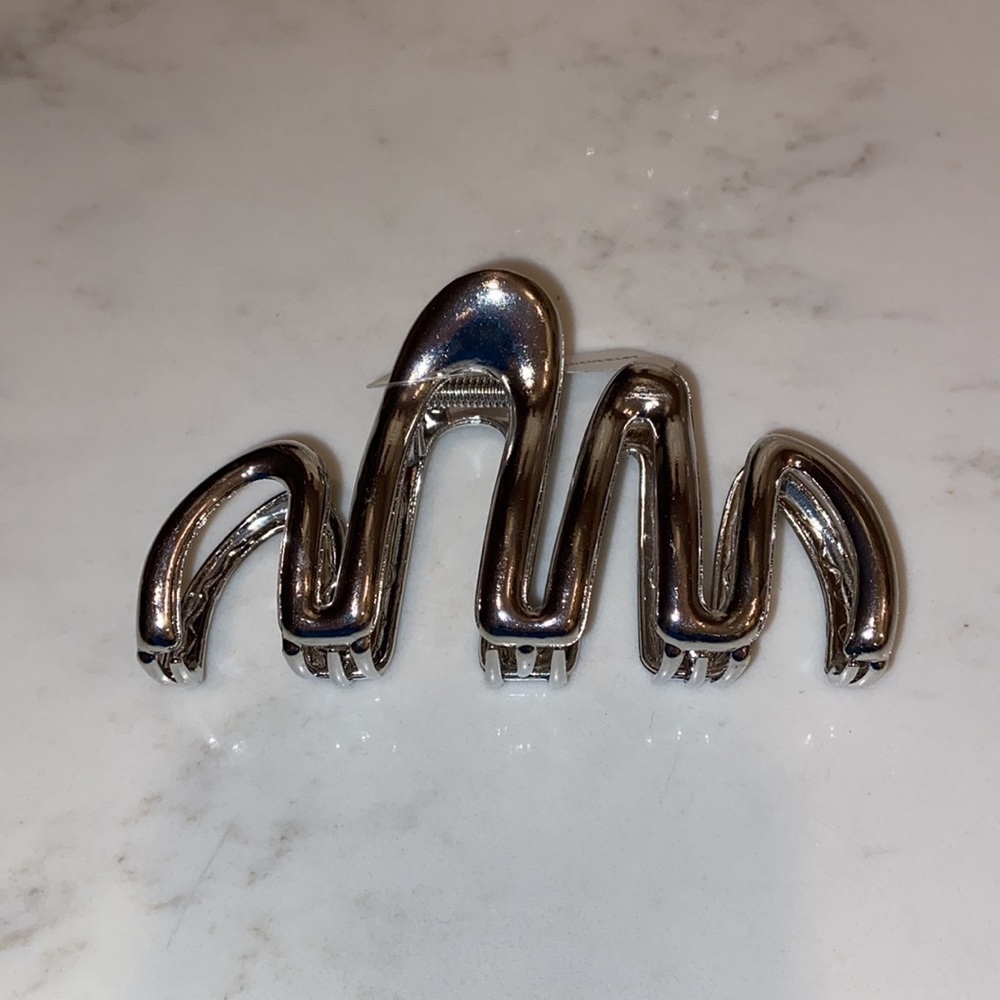 Anthropologie Squiggle Hair
Claw Clip In Silver new - Picture 2 of 3